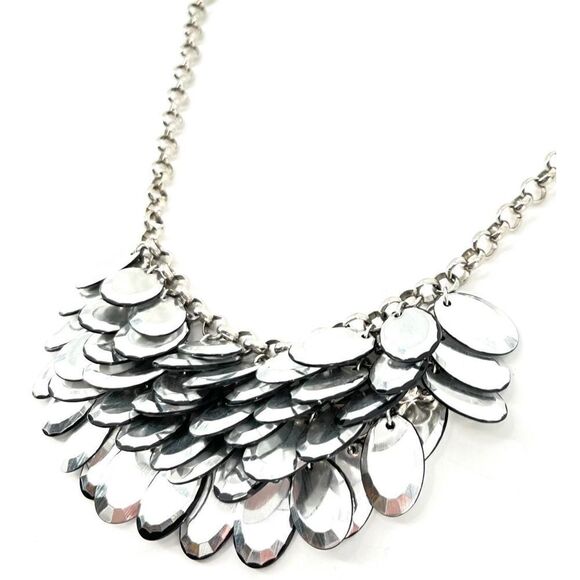 Dramatic scale layered silvertone necklace‎ - Picture 2 of 4